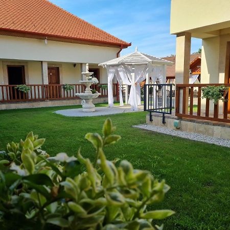 Toroes Panzio Bed & Breakfast Szabolcs Ngoại thất bức ảnh