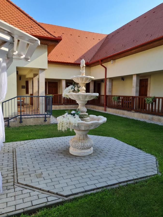 Toroes Panzio Bed & Breakfast Szabolcs Ngoại thất bức ảnh